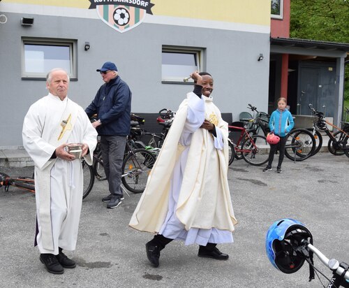 Pfarrer Sylvére Buzingo mit Diakon Stani Adlassnig bei der Fahrradsegung/ © Foto: MM