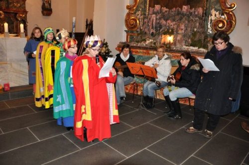 Die Sternsinger werden gesegnet und gesendet - sie sind auch sehr eifrige Lektoren. (© Foto: Edith Korak) Die Sternsinger werden gesegnet und gesendet - sie sind auch sehr eifrige Lektoren. (© Foto: Edith Korak)