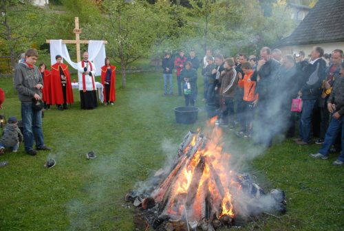 Pfarrer Janko Krištof  segnet das Osterfeuer / Župnik blagoslovi velikonočni ogenj  (© Foto: Reichmann)