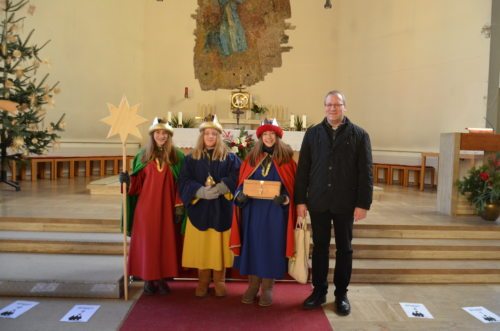 Maria, Lena, Lilly mit Kaplan Edlinger (© Foto: Ines Stockhammer)