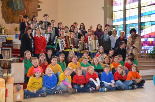 Die Mitwirkenden beim Gottesdienst (© Foto: Musikschule) Die Mitwirkenden beim Gottesdienst (© Foto: Musikschule)