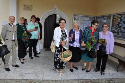 Viele verschiedene Kräuterbüschchen haben die Leute zur Segnung mitgebracht. (© Foto: Edith Korak)