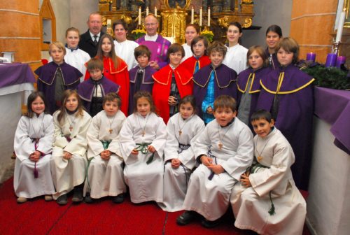 Unsere Ministranten mit Dechant Janko Krištof und Mesner Gerhard Kropivnik / Naši ministranti z dekanom Jankom Krištof in mežnarjem Gerhadom Kropivnik. (© Foto: Reichmann )