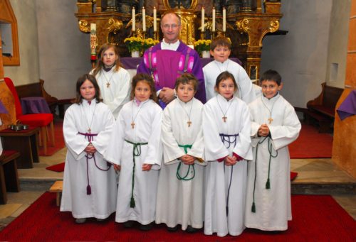 Die neuen Ministranten mit Pfarrer Janko Krištof / Novi ministranti z župnikom Jankom Krištof  v.l./ o.l. Tabeja Gasser, Anna Maria Ogris Martič, Olga Krušic, Ivo Berchtold, Anna Ogris, Francesco Hoti (© Foto: Reichmann H.)
