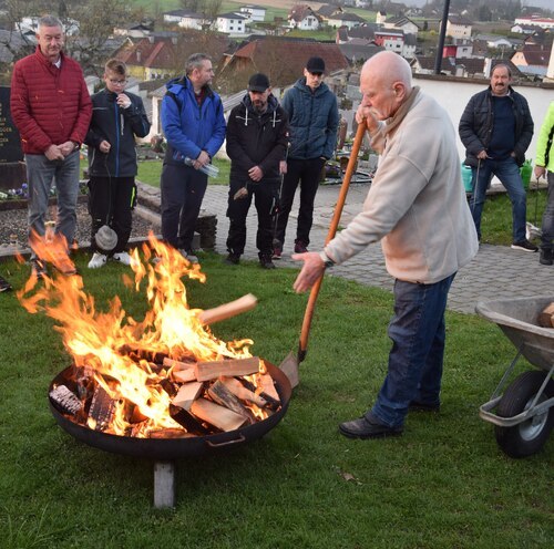 Herr Wakounig sorgte für die Vorbereitung des Osterfeuers.<br />
<em>Foto: MM</em>