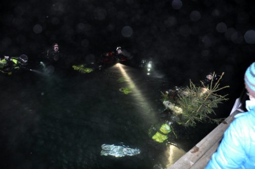 Der Christbaum wird von der Wasserrettung im Klopeiner See versenkt. (© Foto: Dr. Christiana Potocnik)