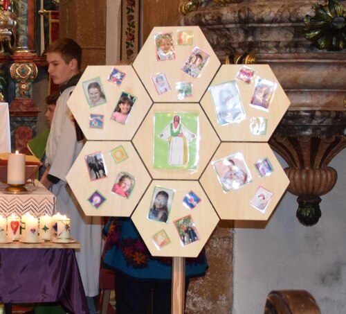 Fotos der Erstkommunionskinder auf der Holztafel von Gottfried Ternjak Fotos der Erstkommunionskinder auf der Holztafel von Gottfried Ternjak