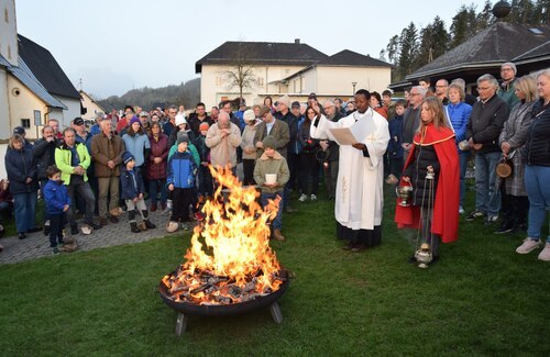 Pfarrer Sylvère segnete das Osterfeuer.<br />
<em>Foto: MM</em>