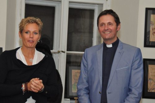 Künstlerin Barbara Graber und Dompfarrer Peter Allmaier bei der Vernissage zur Ausstellung. (© Foto: Rosenwirth-Fendre)