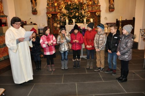 Mit den EK-Kindern zünden wir Friedenslichter an und sprechen unsere Bitten aus. (© Foto: Edith Korak)