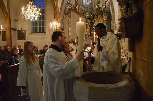 Taufwasserweihe und Tauferneuerung.<br />
<em>Foto: MM</em>