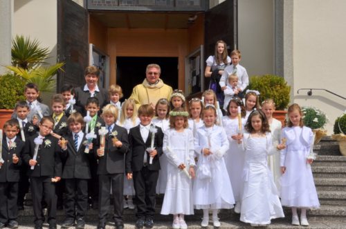 Die Erstkommunionkinder mit P. Anton Ulaczyk SCJ und Religionslehrer Christine Lackner (© Foto: Reinhard Kager)