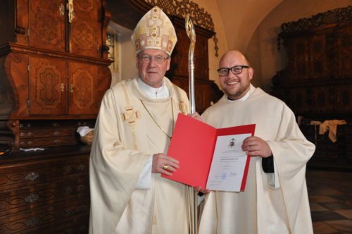 Bischof Schwarz mit Neupriester P. Marian Kollmann OSB  (© Foto: RE Photo )