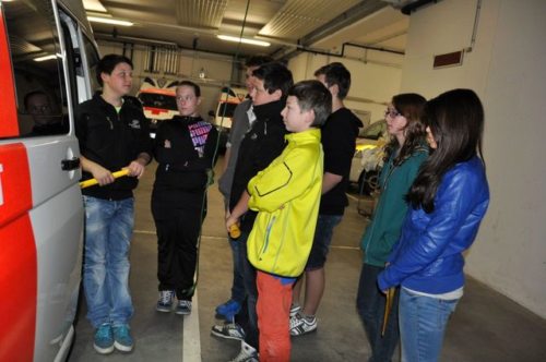 Das Rot-Kreuz-Auto wurde genau erklärt. (© Foto: Christiana Potocnik)