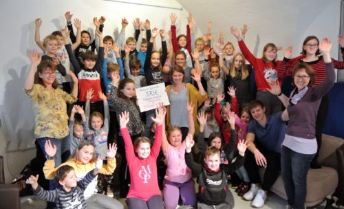 Die Kinder bei der Spendenübergabe (Foto: A. Polzer)