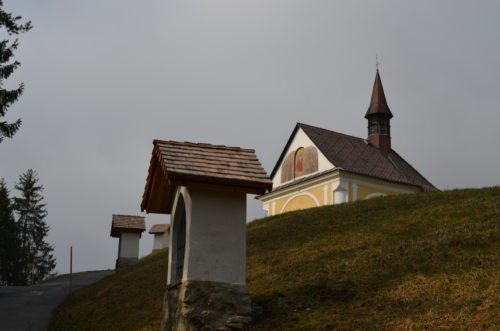 Kreuzweg und Kalvarienbergkirche (Bild: Renate Ebner).