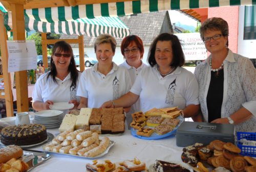 Die guten “Seelen“ sorgen für das Wohl der Gäste / Dobre žene skrbijo za prijetno počutje gostov. (© Foto: Reichmann)