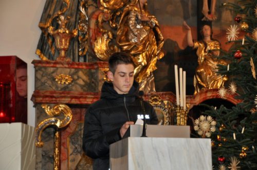 Der Schulsprecher Patrick Pitrounig überbringt den DANK und die Weihnachtswünsche. (© Foto: Elke Katz) Der Schulsprecher Patrick Pitrounig überbringt den DANK und die Weihnachtswünsche. (© Foto: Elke Katz)