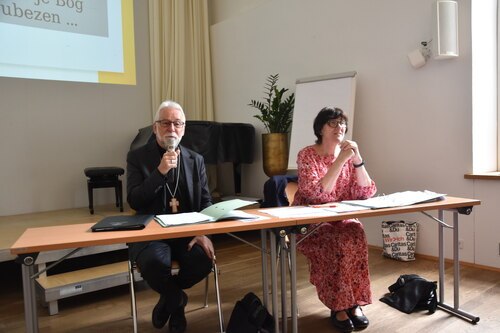 Bischof Marketz und Seelsorgeamtsdirektorin Schneider-Brandauer bei der Sitzung des Diözesanrates; Foto: Rihter/Nedelja