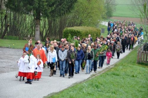 In festlicher Palmprozession zogen wir zur Kirche. (© Foto: Edith Korak) In festlicher Palmprozession zogen wir zur Kirche. (© Foto: Edith Korak)