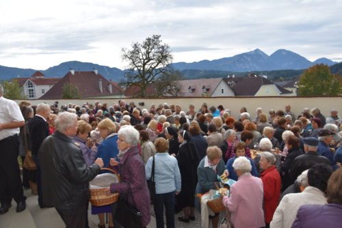 Nad 300 članic in članov Živega rožnega venca se je zbralo v Dobrli vasi. (Praster)