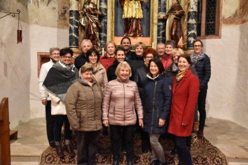 Cerkveni pevski zbor iz Večne vasi: Na sliki so v prvi vrsti od leve na desne: Christa Lodrant, Bernarda Srienz (prejšnja organistka in pevovodkinja v Globasnici in Večni vasi), Stefka Kap, Mirjam Polzer-Srienz. 2. vrsta: Klaudia Elbe, Ursula Fratschko, Krista Mödritscher, Gisela Krainz, Bernardette Micheu, 3. vrsta: Hilda Jammer (mežnarica), Franz Onitsch, Renate Wölbl, Miro Polzer, Elisabeth Butej, Franz Fera, Christa Elbe, Martina Hutter. Na vajah so pa manjkali Mirko Nachbar, Marko Onitsch, Nadja in Ana Polzer.<br />
(Nedelja)