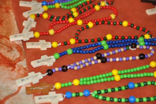 Viele bunte Rosenkränze haben die Kinder gebastelt. (© Foto: Dr. Christiana Potocnik) Viele bunte Rosenkränze haben die Kinder gebastelt. (© Foto: Dr. Christiana Potocnik)