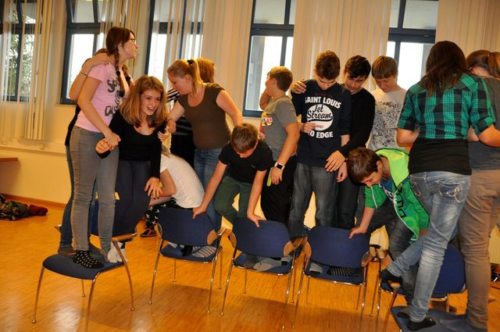 Viele Aktivitäten und Spiele geben uns die Möglichkeit, unsere Teamfähigkeit zu erproben. (© Foto: Christiana Potocnik) Viele Aktivitäten und Spiele geben uns die Möglichkeit, unsere Teamfähigkeit zu erproben. (© Foto: Christiana Potocnik)