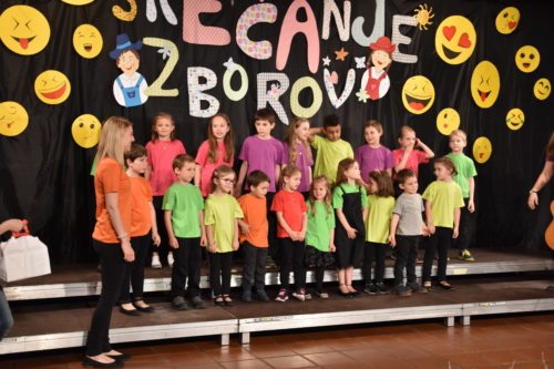 Elena Rutar z zborom na srečanju na Radišah. Foto: Rihter Elena Rutar z zborom na srečanju na Radišah. Foto: Rihter 