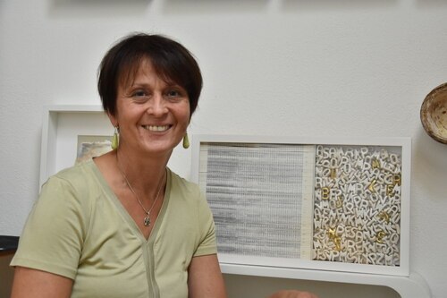Rezi Kolter je uporabila zlate črke za besedi mir in ljubezen (foto: Rihter/Nedelja) Rezi Kolter je uporabila zlate črke za besedi mir in ljubezen (foto: Rihter/Nedelja)