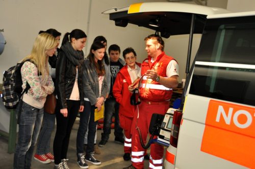 Das Notfalleinsatzauto wurde uns genau erklärt. (© Foto: Christi Potocnik)
