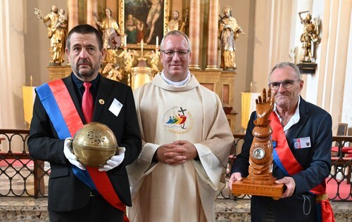 Dechant Geistlicher Rat Mag. Martin Edlinger mit den Reliqien des Heiligen Leonhard aus Saint-Leonard-de-Noblat; RE Photo