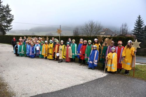 Ein wunderschönes, bunte Bild - die Sternsinger ziehen zur Kirche. (© Foto: Edith Korak) Ein wunderschönes, bunte Bild - die Sternsinger ziehen zur Kirche. (© Foto: Edith Korak)