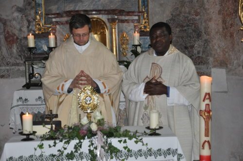 Missio Diözesandirektor Hanzej Rosenzopf und Provisor Matumona Benoit Nzonzi bei der feierlichen Eucharistiefeier (© Foto: Missio Kärnten)