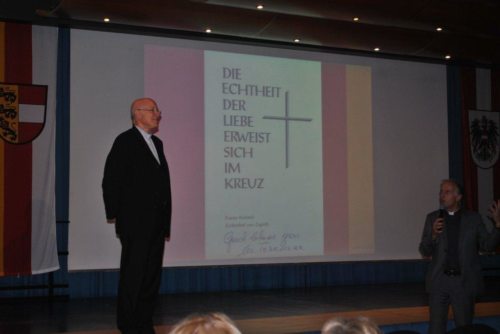 Msgr. Dr. Leo-M. Maasburg bei seinem Vortrag über Mutter Teresa in Pörtschach (© Foto: Cornelia Kislich) Msgr. Dr. Leo-M. Maasburg bei seinem Vortrag über Mutter Teresa in Pörtschach (© Foto: Cornelia Kislich)