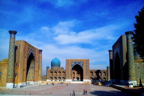 Der Regestan-Platz in Samarkand (Uzbekistan) mit gleich drei Koran-Schulen (Foto: fotomax)