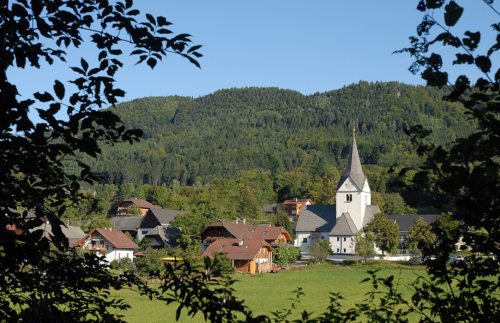 Die Pfarrkirche steht mitten im Ort Ludmannsdorf / Farna cerkev je središče Bilčovsa (© Foto: Reichmann)