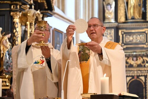 Pater Karl Wallner, Nationaldirektor der Päpstlichen Missionswerke und Zisterzienser in Heiligenkreuz feierte die Festmesse, RE Photo