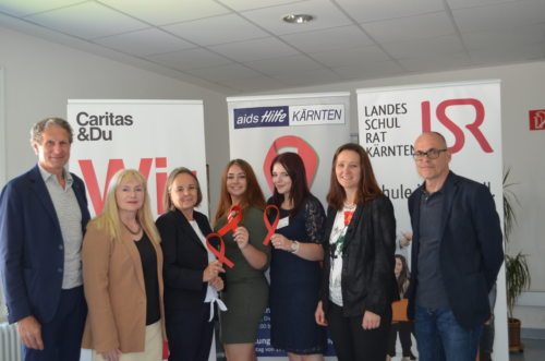 Setzen auf Aufklärung in Sachen Aids: Rudolf Altersberger, Renate Kanovsky-Wintermann, Liselotte Tappler, Ajra Huremović, Sabrina Göderle, Birgit Pichorner und Günther Nagele (von links). (© Foto: Caritas Kärnten) Setzen auf Aufklärung in Sachen Aids: Rudolf Altersberger, Renate Kanovsky-Wintermann, Liselotte Tappler, Ajra Huremović, Sabrina Göderle, Birgit Pichorner und Günther Nagele (von links). (© Foto: Caritas Kärnten)