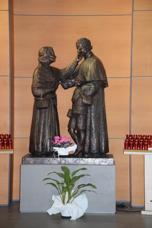 Statue im Innenraum der Don Bosco Basilika in Colle don Bosco (© Foto: Helmut Jessner)