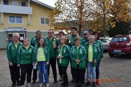 Sektionleiter Schwagerle (l.) und Trainerin Reichmann (r.) mit ihren Sportler/innen (© DSG Kärnten)