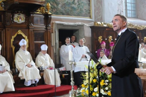 Za evangeličanskega superintendenta Manfreda Sauerja je naloga škofa, da naredi vidne čudeže čudovitosti stvarstva (Gotthardt) Za evangeličanskega superintendenta Manfreda Sauerja je naloga škofa, da naredi vidne čudeže čudovitosti stvarstva (Gotthardt)