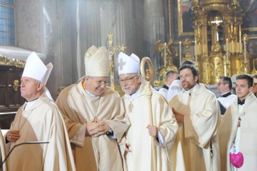 Škof Jože Marketz s kardinalom Christophom Schönbornom. Čisto na levi ljubljanski nadškof Stanislav Zore (Gotthardt)