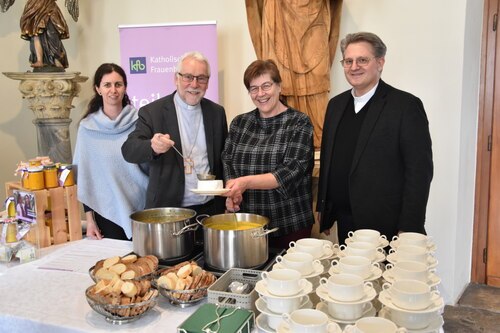 Aktion “Familienfasttag“ im Bischofshaus: kfb-Diözesanreferentinnen Tuscher (r.) und Trpin-Jelovčan (l.) mit Bischof Marketz und Generalvikar Sedlmaier; Foto: Nedelja/Rihter