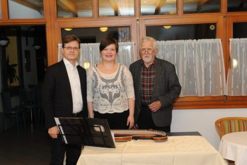 Pri Primku v Rožeku pred citrami: Vincenc Gotthardt, Tanja Klančnik in Franc Kattnig (Verena Gotthardt) Pri Primku v Rožeku pred citrami: Vincenc Gotthardt, Tanja Klančnik in Franc Kattnig (Verena Gotthardt)