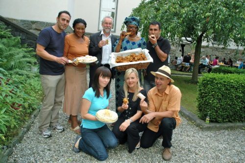 3 Kontinente zusammen: Bischofsvikar Josef Marketz, Pfarrer Hans -Peter Premur, Claudia Muhri von der Caritas (Europa) treffen auf Zizi und Vivianne aus Afrika und Aigul, Reza und Yassah aus Asien (© Foto: fotomax)