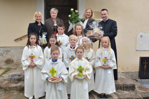 Erstkommunikanten mit Religonslehrerin, Lehrern und Don Robert (© Foto: Fotos Krassnitzer Josef Herbert)