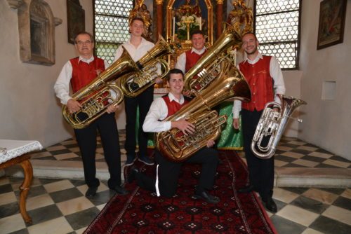 Das Bläserensemble “Die Tuben aus Kärnten“ vor dem Hochaltar in der Pfarrkirche St. Martin am Techelsberg (© Foto: Michael Habernigg)