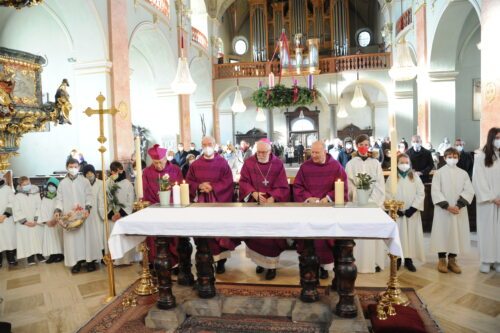 Zahvalna maša s prelatom Kristofom, dekanom Olipom, škofom Marketzem in domačim župnikom Andolškom (Gotthardt)