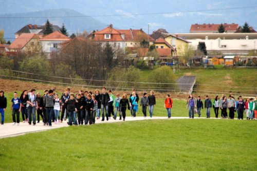 Alle SchülerInnen der 3. Klassen der NMS Völkermarkt beim Emmausgang nach St. Agnes. (© Foto: Christi Potocnik)